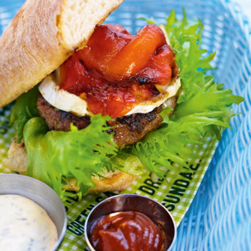 Hamburgare med kapris, chèvre, grillad paprika och örtdressing Coop